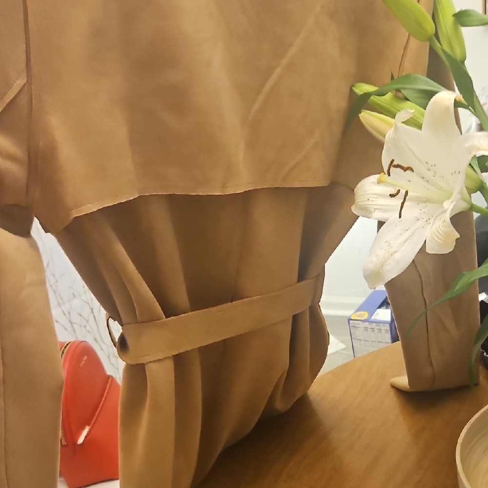 Elegant Tan Women's Trench Coat - Picture 4 of 5